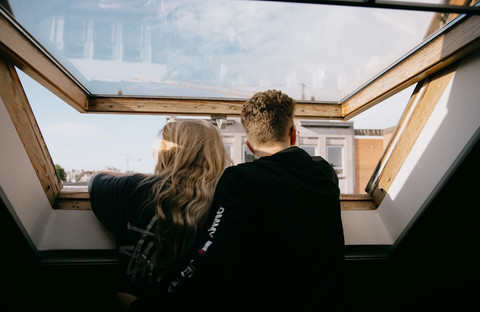 Ilustrasi Makna Lagu Lover Girl - Laufey Sumber Unsplash/Sinitta Leunen