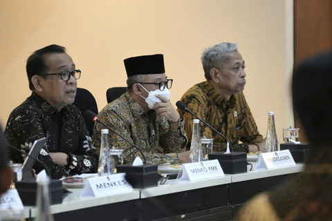 Menko PMK Pratikno, Mendikdasmen Abdul Mu'ti, dan Wamensos Agus Jabo Priyono saat rapat Tingkat Menteri tentang Cek Kesehatan Gratis di kantor Kementeri...                    </div>

                    <div class=