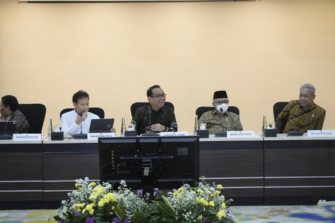 Menkes Budi Gunadi Sadikin, Menko PMK Pratikno, Mendikdasmen Abdul Mu'ti, dan Wamensos Agus Jabo Priyono saat rapat Tingkat Menteri tentang Cek Kesehatan Gratis di kantor Kementerian PMK, Jakarta, Kamis (3/7/2025). Foto: Dok. Istimewa