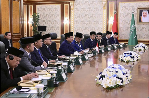 Menag Nasaruddin Umar saat mendampingi Presiden Prabowo bertemu Pangeran MBS. Foto: Dok. Istimewa