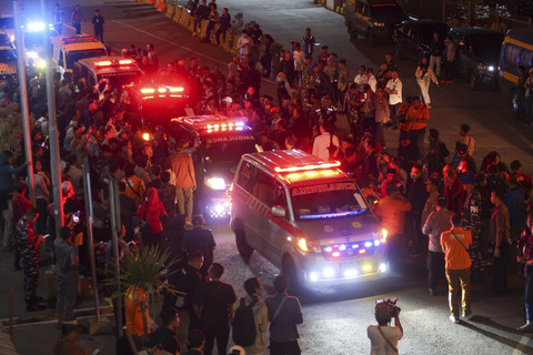 Iring-iringan mobil ambulans yang membawa jenazah korban tenggelamnya KMP Tunu Pratama Jaya di Pelabuhan Ketapang, Banyuwangi, Jawa Timur, Kamis (3/7/2025). Foto: Budi Candra Setya/ANTARA FOTO