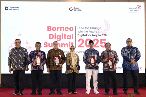 (kiri ke kanan) Direktur Human Capital Management Telkom Henry Christiadi, Direktur Jenderal Otonomi Daerah Kemendagri Dr. Akmal Malik, M.Si., Pelaksana Tugas (Plt) Deputi Bidang Transformasi Digital Pemerintah KemenPANRB Cahyono Tri Birowo, ST.,MTI., Direktur Utama Telkom Dian Siswarini, Direktur Akselerasi Teknologi Pemerintah Digital Daerah Komdigi Aris Kurniawan, S.Sos., Direktur Sinkronisasi Urusan Pemerintahan Daerah II Kemendagri Ir. Suprayitno, MA., dan EVP Telkom Regional IV Kalimantan Rachmad Dwi Hartanto pada acara Borneo Digital Summit 2025, di Balikpapan, pada Kamis (3/7). Foto: Telkom