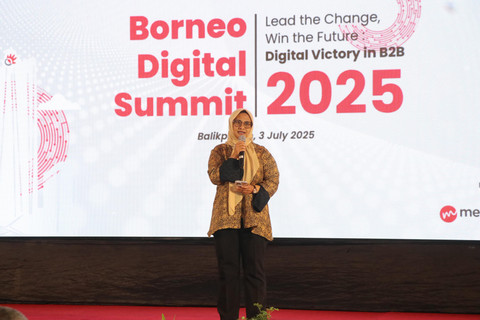 Direktur Utama Telkom Dian Siswarini saat memberikan sambutan pada acara Borneo Digital Summit 2025, di Balikpapan, pada Kamis (3/7).