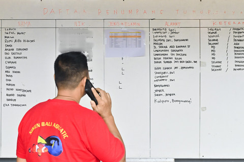 Warga melihat daftar korban tenggelamnya KMP Tunu Pratama Jaya di Pelabuhan Gilimanuk, Jembrana, Bali, Kamis (3/7/2025). Foto: Fikri Yusuf/ANTARA FOTO