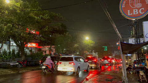 Kemacetan di Jalan Sarijadi dan Pasteur selama hujan turun pada Kamis (3/7/2025) malam hari. Foto: Alya Zahra/kumparan