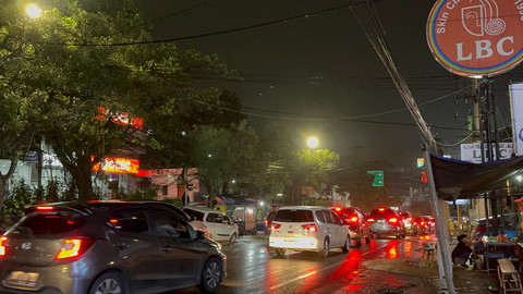 Kemacetan di Jalan Sarijadi dan Pasteur selama hujan turun pada Kamis (3/7/2025) malam hari. Foto: Alya Zahra/kumparan