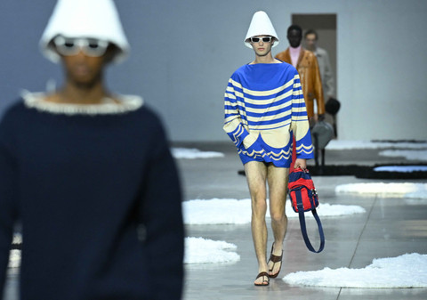 Prada mengaku desain sandal kulit yang dilenggangkan saat Milan Fashion Week terinspirasi dari kerajinan khas India. Foto: AFP/Pierro Cruciatti