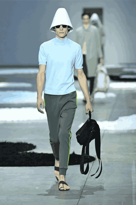 Sandal kulit Prada.  Foto: AFP/Pierro Cruciatti