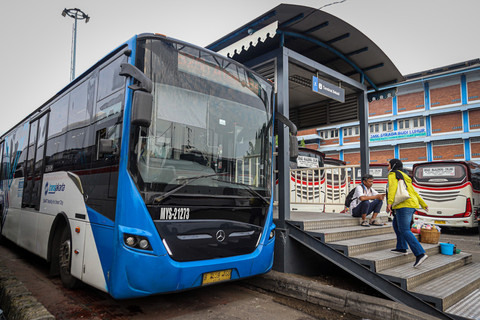 Calon penumpang menaiki trayek baru Bus Transjakarta Bekasi-Dukuh Atas di Terminal Bekasi, Jawa Barat, Jumat (4/7/2025). Foto: Iqbal Firdaus/kumparan