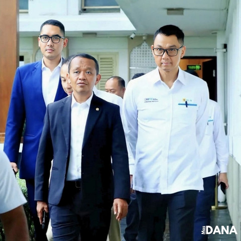 Staf Khusus Menteri ESDM Pradana Indraputra (kiri) bersama Menteri Bahlil Lahadalia dan Direktur Utama PLN Darmawan Prasodjo. Foto: Instagram @danaindraputra