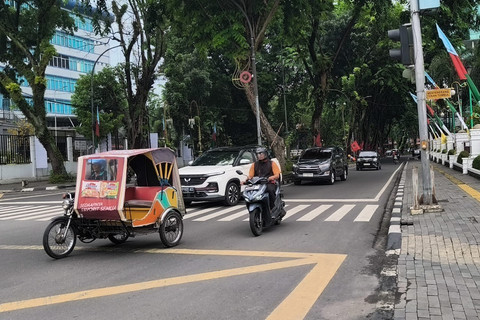 Suasana di depan Kantor Wali Kota Medan, Jalan Kapten Maulana Lubis, Kota Medan, Sumut, Jumat (4/7/2025). Foto: Tri Vosa/kumparan