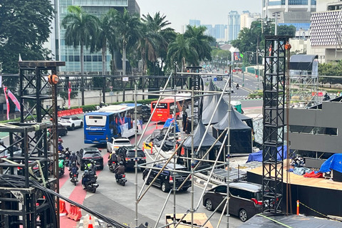 Pemasangan panggung untuk uji coba Car Free Night di Bundaran HI, Menteng, Jakarta Pusat, Jumat (4/7/2025). Foto: Nasywa Athifah/kumparan