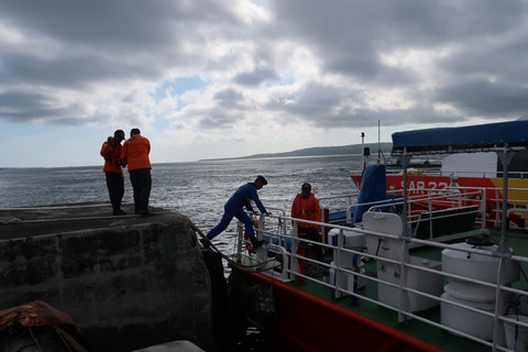 Sejumlah personel Tim SAR gabungan Basarnas dan Polairud melakukan persiapan pencarian korban tenggelamnya KMP Tunu Pratama Jaya Dermaga Aspal Ketapang, Banyuwangi, Jawa Timur, Jumat (4/7/2025). Foto: Budi Candra Setya/ANTARA FOTO