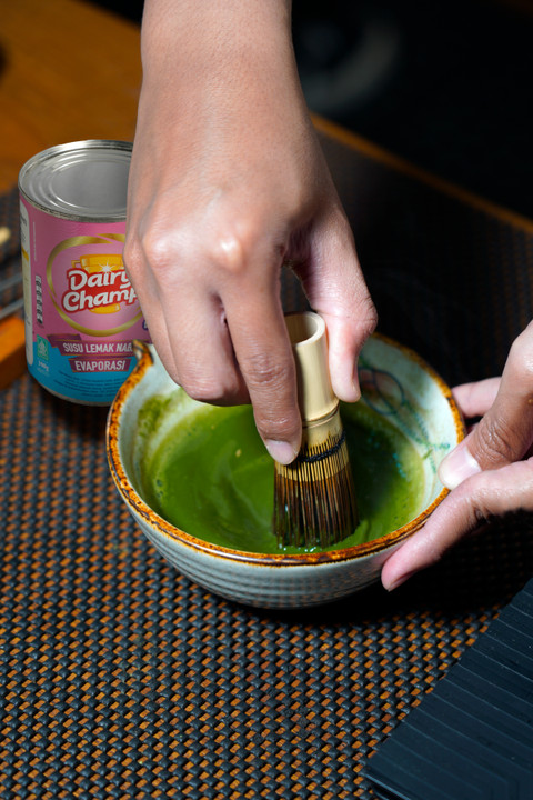 Aduk matcha dengan chasen. Foto: Dairy Champ