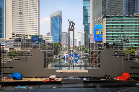 Panggung acara menghiasi Bundaran HI, Jakarta, Jumat (4/7/2025). Foto: Iqbal Firdaus/kumparan