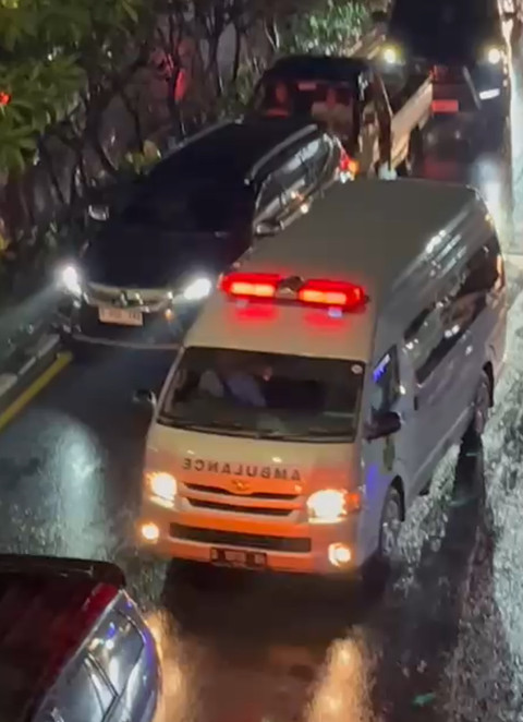 Ambulans terjebak macet di Jalan Pasteur Bandung, Kamis malam (3/7/2025). Dok: Alya/kumparan