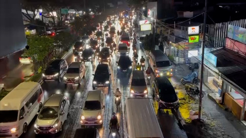 Macetnya Jalan Pasteur Bandung, Kamis malam (3/7/2025). Dok: Alya/kumparan