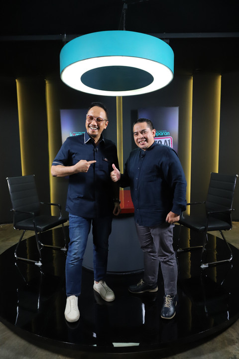 Pemimpin Redaksi kumparan Arifin Asydhad (kanan) dan Pakar komunikasi politik Ipang Wahid atau Gus Ipang saat Program Info A1 kumparan di Jakarta, Kamis (3/7/2025). Foto: Iqbal Firdaus/kumparan