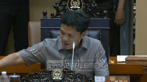 Ketua Komis III DPR RI Habiburokhman memimpin rapat dengar pendapat umum (RDPU) dengan eks Hakim MK Patrialis Akbar di Gedung DPR, Jakarta Pusat, Jumat (4/7/2025). Foto: Youtube/ TV Parlemen