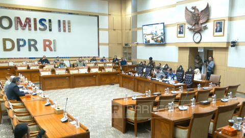 Rapat dengar pendapat umum (RDPU) Komisi III DPR RI dengan eks Hakim MK Patrialis Akbar di Gedung DPR, Jakarta Pusat, Jumat (4/7/2025). Foto: Youtube/ TV Parlemen