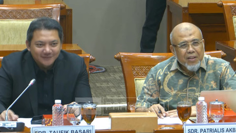 Eks Hakim MK Patrialis Akbar mengikuti rapat dengar pendapat umum (RDPU) dengan Komisi III DPR RI di Gedung DPR, Jakarta Pusat, Jumat (4/7/2025). Foto: Youtube/ TV Parlemen