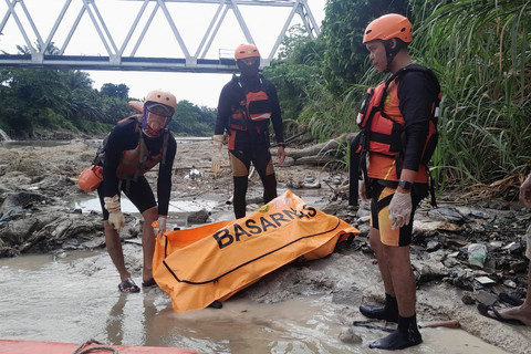 Tim SAR Medan saat mengevakuasi jasad Muhammad Safari Siregar, Jumat (4/7/2025). Foto: SAR Medan