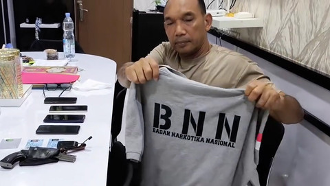 Polisi menunjukkan barang bukti 2 pemuda yang meresahkan warga pakai kaus BNN dan senjata api mainan, Jumat (4/7). Foto: Instagram Polsek Cileungsi/ @polsek_cileungsi