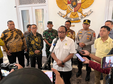 Thomas Harming Suwarta, Staf Khusus Menteri HAM dalam konferensi pers di Pendopo Kabupaten Sukabumi, Kamis (3/7/2025). Dok: sukabumiupdate.com