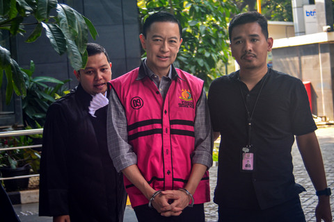 Terdakwa kasus dugaan korupsi impor gula Thomas Trikasih Lembong atau Tom Lembong (tengah) bersama istri Maria Franciska Wihardja tiba di Pengadilan Tipikor, Jakarta, Jumat (4/7/2025). Foto: Fathul Habib Sholeh/ANTARA FOTO