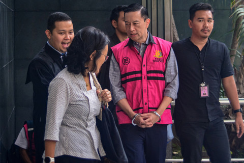 Terdakwa kasus dugaan korupsi impor gula Thomas Trikasih Lembong atau Tom Lembong (tengah) bersama istri Maria Franciska Wihardja tiba di Pengadilan Tipikor, Jakarta, Jumat (4/7/2025). Foto: Fathul Habib Sholeh/ANTARA FOTO