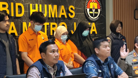 Polisi menunjukkan tersangka dan barang bukti saat gelar rilis kasus love scamming di Polda Metro Jaya pada Jumat (4/7). Foto: Rachmadi Rasyad/kumparan
