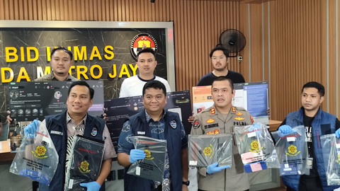 Polisi menunjukkan barang bukti saat gelar rilis kasus love scamming di Polda Metro Jaya pada Jumat (4/7). Foto: Rachmadi Rasyad/kumparan