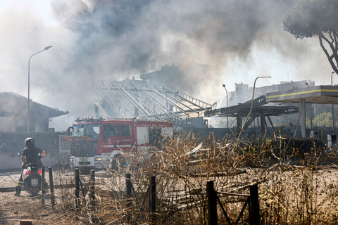 Kondisi usai SPBU meledak di Roma, Italia, Jumat (4/7/2025). Foto: Matteo Minnella/Pool/REUTERS