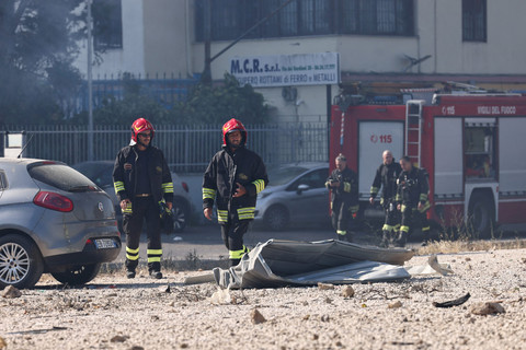 Petugas pemadam kebakaran di lokasi SPBU yang meledak di Roma, Italia, Jumat (4/7/2025). Foto: Matteo Minnella/Pool/REUTERS