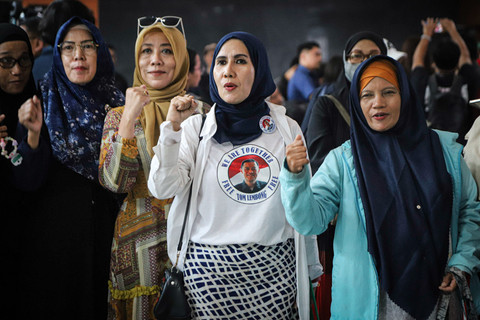 Sejumlah emak-emak pendukung terdakwa kasus dugaan korupsi impor gula Thomas Trikasih Lembong atau Tom Lembong di Pengadilan Tipikor, Jakarta, Jumat (4/7/2025). Foto: Iqbal Firdaus/kumparan