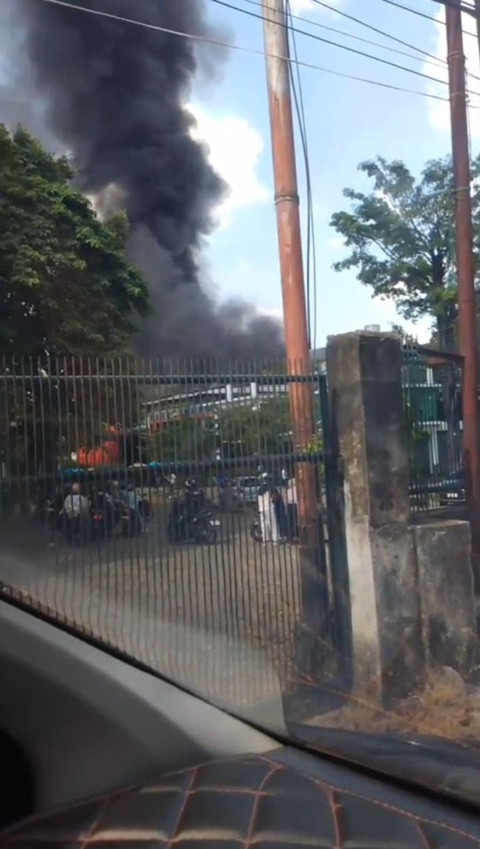 Kebakaran di Gedung Ar-Rahman yang terletak di belakang Rumah Makan Sri Melayu Palembang/ist.