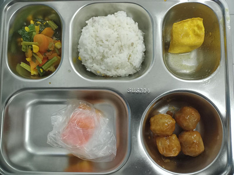 Berbagai menu MBG yang disajikan di SD Muhammadiyah Pasir Lor, UPK Purwokerto Barat. dok Istimewa