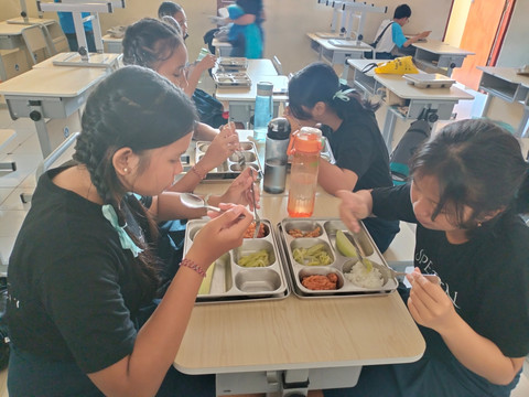 Berbagai menu MBG yang disajikan di SD Muhammadiyah Pasir Lor, UPK Purwokerto Barat. Foto: Dok. Istimewa