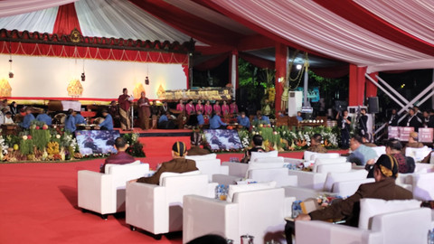 Pagelaran wayang kulit dalam rangka HUT Bhayangkara ke-79 di Lapangan Bhayangkara pada Jumat (4/7). Foto: Rachmadi Rasyad/kumparan
