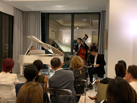 Kevin Yosua Trio ft. Hansen Arief dan Rio Manuel tampil di acara Jazz Concert at the Swiss Residence, SCBD, Jakarta Selatan, Jumat (4/7).  Foto: Vincentius Mario/kumparan