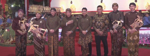 Kapolri Jenderal Listyo Sigit Prabowo dan Menteri Kebudayaan Fadli Zon di acara wayangan HUT Bhayangkara ke-79, Jumat (4/7). Foto: Youtube/ Divisi Humas Polri