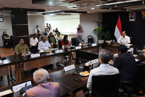 Wakil Menteri Sosial (Wamensos) Agus Jabo Priyono dalam Rapat Koordinasi Implementasi Digital Public Infrastucture pada Program Perlindungan Sosial di Kantor Dewan Ekonomi Nasional (DEN), Jakarta, Jumat (4/7/2025).
Foto: Dok. Kemensos