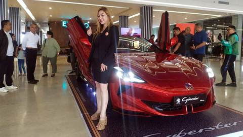 Kendaraan MG Cyberster dari Morris Garage diperkenalkan secara resmi di Kota Manado, Sulawesi Utara.