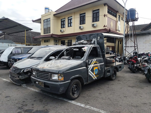Penampakan mobil polisi yang dirusak massa kurir ShopeeFood di Kapanewon Godean, Kabupaten Sleman, Sabtu (5/7/2025). Foto: Arfiansyah Panji Purnandaru/kumparan