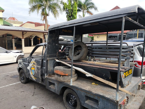 Penampakan mobil polisi yang dirusak massa kurir ShopeeFood di Kapanewon Godean, Kabupaten Sleman, Sabtu (5/7/2025). Foto: Arfiansyah Panji Purnandaru/kumparan