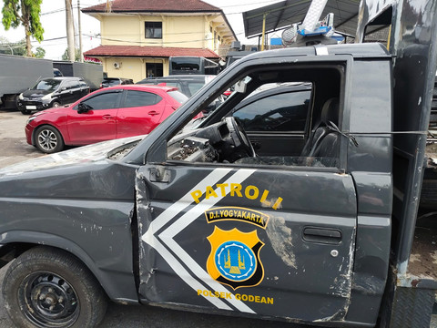 Penampakan mobil polisi yang dirusak massa kurir ShopeeFood di Kapanewon Godean, Kabupaten Sleman, Sabtu (5/7/2025). Foto: Arfiansyah Panji Purnandaru/kumparan