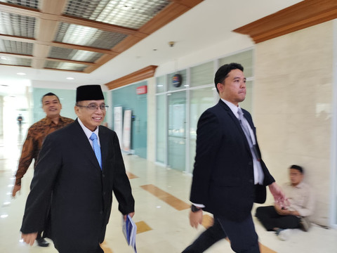 Calon Dubes Amerika Serikat (AS) Indroyono Soesilo tiba di Kompleks Parlemen Senayan, Jakarta untuk mengikuti fit and proper test bersama Komisi I DPR pada Sabtu (5/7/2025). Foto: Luthfi Humam/kumparan