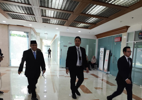 Calon Dubes Amerika Serikat (AS) Indroyono Soesilo tiba di Kompleks Parlemen Senayan, Jakarta untuk mengikuti fit and proper test bersama Komisi I DPR pada Sabtu (5/7/2025). Foto: Luthfi Humam/kumparan