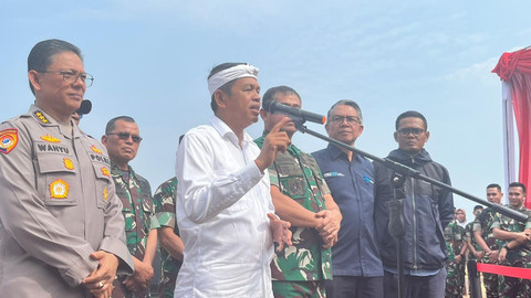 Gubernur Jawa Barat Dedi Mulyadi dalam acara panen hortikultura argoforestri di Gunung Hejo, Purwakarta, Jawa Barat, Sabtu (5/7/2025). Foto: Nasywa Athifah/kumparan
