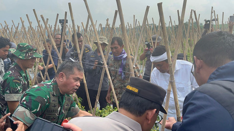 KSAD Jenderal TNI Maruli Simanjuntak, Gubernur Jawa Barat Dedi Mulyadi, dan Asrena Kapolri Komjen Wahyu Hadiningrat melakukan peninjauan lahan di Gunung Hejo, Purwakarta, Jawa Barat, Sabtu (5/7/2025). Foto: Nasywa Athifah/kumparan